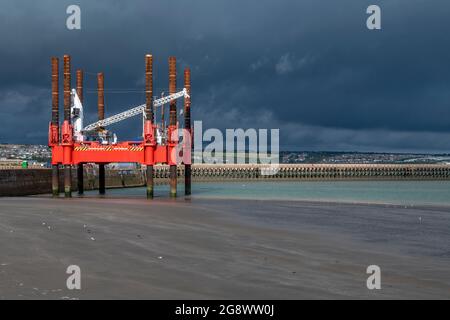 Gigantischer WaveWalker - ein selbstfahrender Jack-up-Lastkahn, der krabbenartig vom Land auf raue Meere wandert. Derzeit am Newhaven Beach in East Sussex Stockfoto