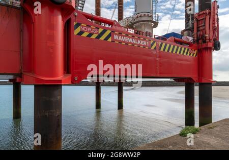 Gigantischer WaveWalker - ein selbstfahrender Jack-up-Lastkahn, der krabbenartig vom Land auf raue Meere wandert. Derzeit am Newhaven Beach in East Sussex Stockfoto