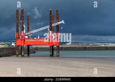 Gigantischer WaveWalker - ein selbstfahrender Jack-up-Lastkahn, der krabbenartig vom Land auf raue Meere wandert. Derzeit am Newhaven Beach in East Sussex Stockfoto