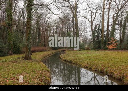 Ein Park mit Wasser, Bäumen und viel Grün im Herbst Stockfoto