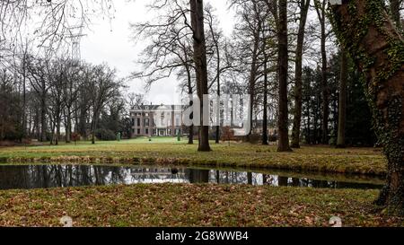 Ein Park mit Wasser, Bäumen und viel Grün im Herbst Stockfoto