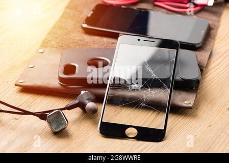 Closeup gebrochen gehärtetem Glas Displayschutzfolie für Smartphone. Stockfoto