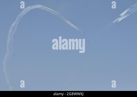 PESARO, ITALIEN - 14. Aug 2016: Eine dreifarbige Pfeile Italienische akrobatische Patrouille auf der Luft, in Pesaro Stadt, Italien Befreiungstag Parade Stockfoto