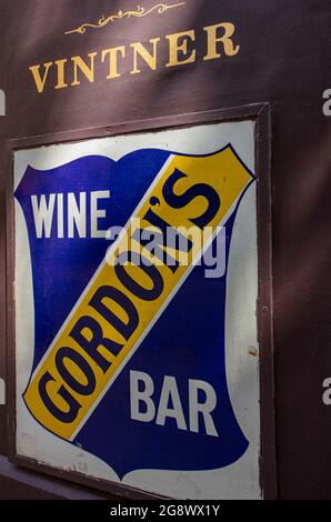 Werbeschild vor Gordon's Wine Bar, Londons ältester, 47 Villiers St. Stockfoto