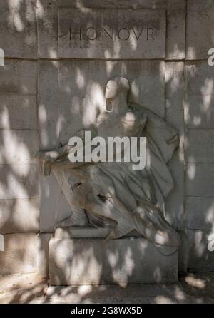 Schnitzwerk der Gerechtigkeit auf dem anglo-belgischen Denkmal 1920 am Victoria Embankment, London; ein Geschenk aus Belgien, entworfen von Sir Reginald Blomfield Stockfoto