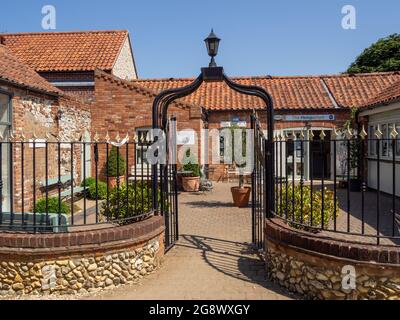 Emma's Court, eine kleine Sammlung unabhängiger Geschäfte und Unternehmen, in der Nähe der High Street, Burnham Market, Norfolk, Großbritannien Stockfoto