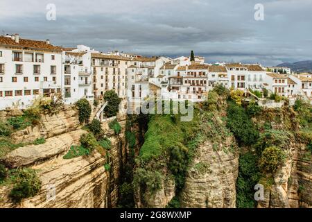 Ronda, Andalusien. Landschaft aus weißen Häusern am Rand von steilen Klippen umgeben von Bergen. Dorfpanorama.Blick auf die Tajo-Schlucht. Stockfoto