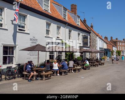 Gäste können an einem warmen Sommertag im Hoste Arms, einem beliebten Pub im Burnham Market, Norfolk, Großbritannien, speisen Stockfoto