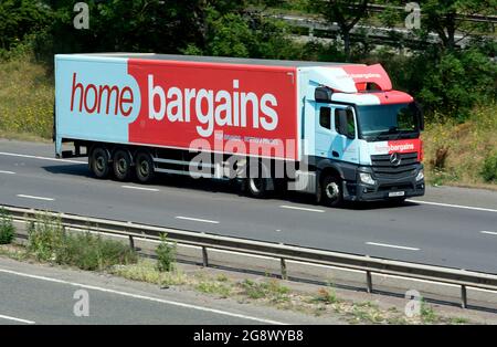 Ein LKW für Heimkleider auf der Autobahn M40, Warwickshire, Großbritannien Stockfoto