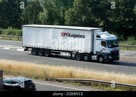 LKW XPO Logistics auf der Autobahn M40, Warwickshire, Großbritannien Stockfoto