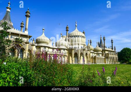 Brighton UK 23. Juli 2021 - der Royal Pavilion in Brighton an einem schönen sonnigen Morgen, aber das Wetter wird über das Wochenende kühler und unruhiger werden, mit Warnungen vor Sturzfluten in einigen Gebieten : Credit Simon Dack / Alamy Live News Stockfoto