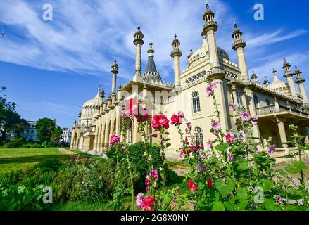 Brighton UK 23. Juli 2021 - der Royal Pavilion in Brighton an einem schönen sonnigen Morgen, aber das Wetter wird über das Wochenende kühler und unruhiger werden, mit Warnungen vor Sturzfluten in einigen Gebieten : Credit Simon Dack / Alamy Live News Stockfoto