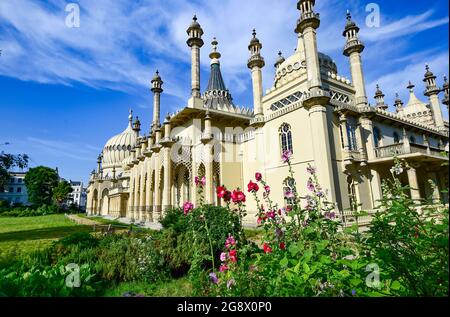 Brighton UK 23. Juli 2021 - der Royal Pavilion in Brighton an einem schönen sonnigen Morgen, aber das Wetter wird über das Wochenende kühler und unruhiger werden, mit Warnungen vor Sturzfluten in einigen Gebieten : Credit Simon Dack / Alamy Live News Stockfoto