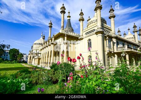 Brighton UK 23. Juli 2021 - der Royal Pavilion in Brighton an einem schönen sonnigen Morgen, aber das Wetter wird über das Wochenende kühler und unruhiger werden, mit Warnungen vor Sturzfluten in einigen Gebieten : Credit Simon Dack / Alamy Live News Stockfoto