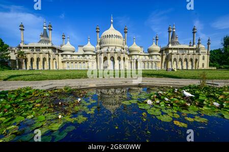 Brighton UK 23. Juli 2021 - der Royal Pavilion in Brighton an einem schönen sonnigen Morgen, aber das Wetter wird über das Wochenende kühler und unruhiger werden, mit Warnungen vor Sturzfluten in einigen Gebieten : Credit Simon Dack / Alamy Live News Stockfoto