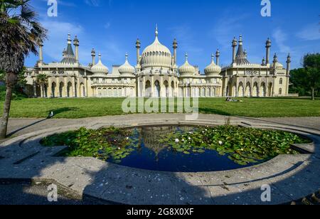 Brighton UK 23. Juli 2021 - der Royal Pavilion in Brighton an einem schönen sonnigen Morgen, aber das Wetter wird über das Wochenende kühler und unruhiger werden, mit Warnungen vor Sturzfluten in einigen Gebieten : Credit Simon Dack / Alamy Live News Stockfoto