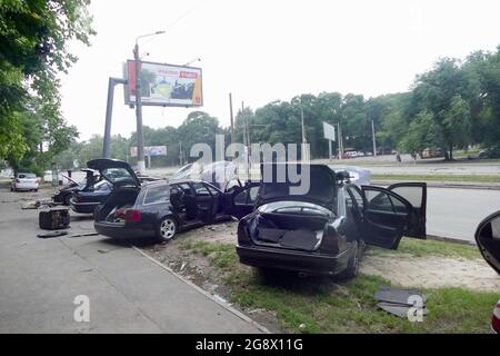 Non Exclusive: ODESA, UKRAINE - 22. JULI 2021 - Autos werden trocken, nachdem der starke Regen, der die Stadt in der Nacht am Donnerstag traf, Odesa, Südukraine. Stockfoto