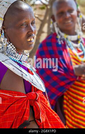 Maasai-Frau in der Nähe des Kraters Ngorongoro in Ngorongoro, Tansania Stockfoto