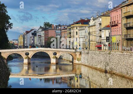 Die historische lateinische Brücke und die Häuser am Fluss Miljacka in Sarajevo, Bosnien und Herzegowina. Stockfoto