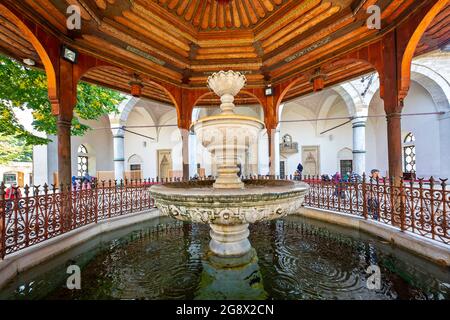 Waschung Brunnen der osmanischen Moschee aus dem 16. Jahrhundert von Gazi Husrev Bey in Bascarsija, in Sarajevo, Bosnien und Herzegowina. Stockfoto