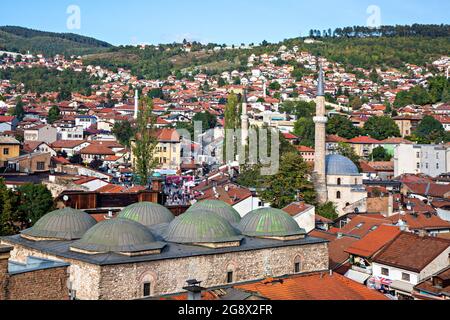 Skyline von Sarajevo mit den Kuppeln des alten Basars, bekannt als Brusa Bezestan, Bosnien Stockfoto