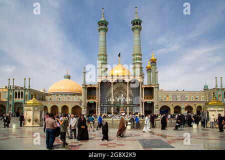 Menschen besuchen die heiligen Heiligtum der Muttergottes von Fatima Masumeh, in Qom, Iran. Frau Fatima Masumeh war die Schwester von Imam Reza, einer der zwölf Imame im Islam. Stockfoto