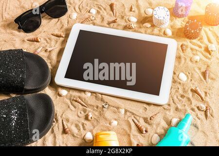 Online-Poker-Spiel am Strand mit digitalen Tablet und Stapel von Chips. Draufsicht Stockfoto