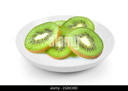 Scheiben Kiwi in Teller auf weißem Hintergrund Stockfoto