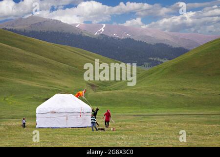 Kasachische Nomaden, die ihr Nomadenzelt, bekannt als Jurte, in Assy Plateau, Kasachstan, aufstellen Stockfoto