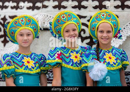 Kirgisische Kinder, die während des Unabhängigkeitstages, dem Nationalfest, auf dem Ala Too-Platz, Bischkek, Kirgisistan, gekleidet sind Stockfoto