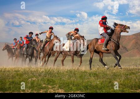 Nomad Reiter spielen traditionelles Pferd Spiel von Buzkashi auch bekannt als Kokpar, in Issyk Kul, Kirgisistan. Stockfoto