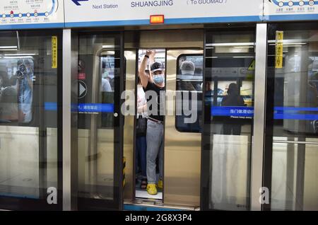Menschen, die Gesichtsmasken tragen, nutzen in Peking eine Straßenbahn als vorbeugende Maßnahme. Am Donnerstag, dem 22. Juli 2021, sagte ein hochrangiger chinesischer Gesundheitsbeamter, dass China den Plan der Weltgesundheitsorganisation für die zweite Phase einer Studie über die Ursprünge des COVID-19 nicht akzeptieren kann. Stockfoto
