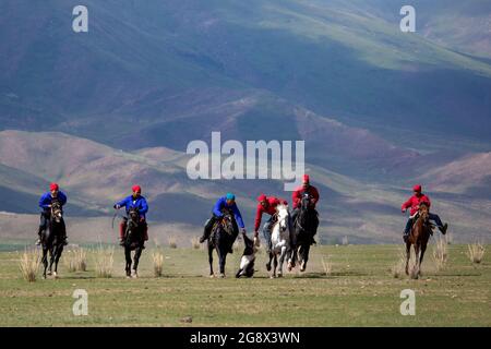 Nomad Reiter spielen traditionelles Pferd Spiel von Buzkashi auch bekannt als Kokpar, in Issyk Kul, Kirgisistan. Stockfoto