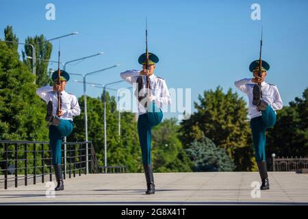 Änderung der Wachzeremonie auf dem Ala-Too-Platz in Bischkek, Kirgisistan Stockfoto