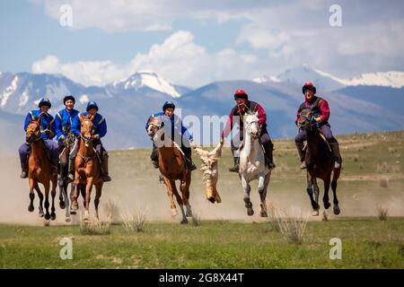 Nomad Reiter spielen traditionelles Pferd Spiel von Buzkashi auch bekannt als Kokpar, in Issyk Kul, Kirgisistan. Stockfoto