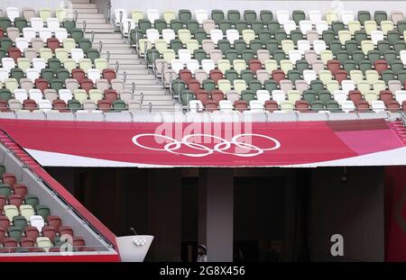 (210723) -- TOKIO, 23. Juli 2021 (Xinhua) -- EIN Foto vom 23. Juli 2021 zeigt leere Stände im Olympiastadion vor der Eröffnungsfeier der Olympischen Spiele 2020 in Tokio, Japan. (Xinhua/Pan Yulong) Stockfoto