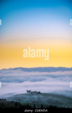 Toskanische Landschaft bei Sonnenaufgang mit einer kleinen Kapelle von Madonna di Vitaleta, San Quirico d'Orcia Stockfoto