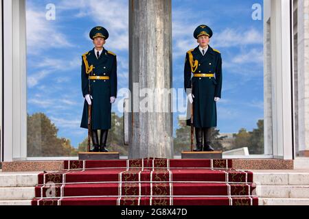 Soldaten bewachen die kirgisische Flagge auf dem Ala-Too-Platz in Bischkek, Kirgisistan Stockfoto