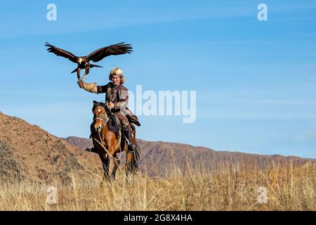 Adlerjäger und sein Goldener Adler in Issyk Kul, Kirgisistan Stockfoto