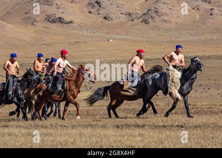 Nomad Reiter spielen traditionelles Pferd Spiel von Buzkashi auch bekannt als Kokpar, in Issyk Kul, Kirgisistan. Stockfoto