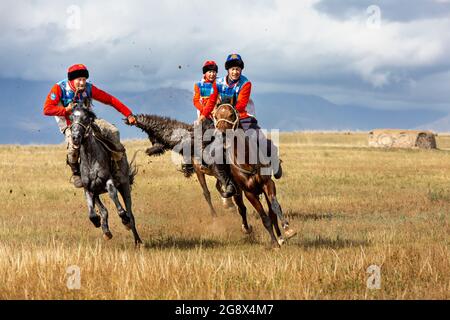 Nomad Reiter spielen traditionelles Pferd Spiel von Buzkashi auch bekannt als Kokpar, in Issyk Kul, Kirgisistan. Stockfoto