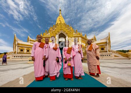 Junge Mönche am Tempel der Zahnpagode in Yangon, Myanmar Stockfoto