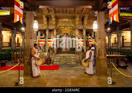 Trommler im Tempel der Zahnreliquie in Kandy, Sri Lanka Stockfoto