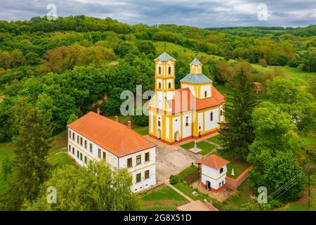 Luftaufnahme der Kirche St. Michael und Erzengel Gabriel in Grábóc, Ungarn. Stockfoto