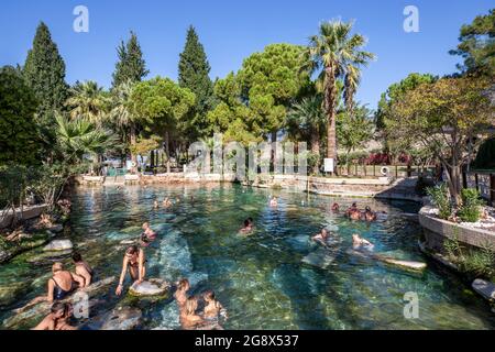 Menschen schwimmen im antiken Pool aus römischer Zeit, bekannt als „Kleopatra-Pool“ in Pamukkale, Türkei Stockfoto