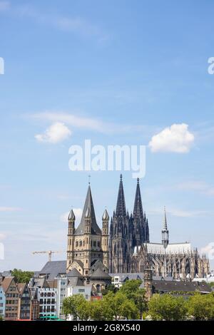 Vertikale Aufnahme des Kölner Doms an einem klaren, sonnigen Tag Stockfoto