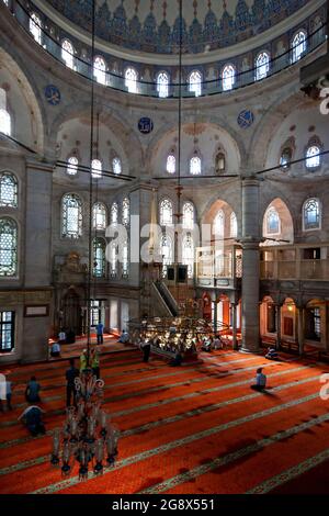 Muslimische Menschen beten in der historischen Eyup Moschee in Istanbul, Türkei Stockfoto