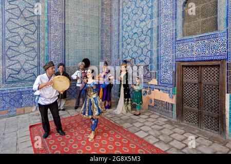 Khorezmische Musiker im lokalen Kleidungstanz, in Chiwa, Usbekistan. Stockfoto