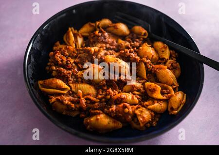 Vegane Linsen-Bolognese mit Muschelpasta, gesunde pflanzliche Speiserezepte Stockfoto