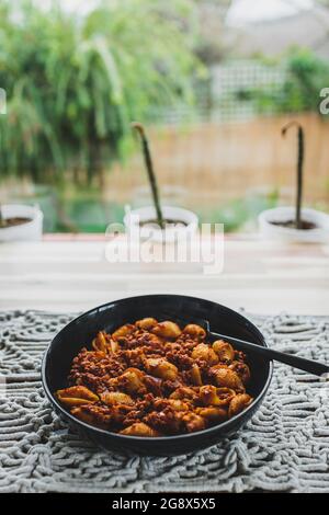 Vegane Linsen-Bolognese mit Muschelpasta, gesunde pflanzliche Speiserezepte Stockfoto